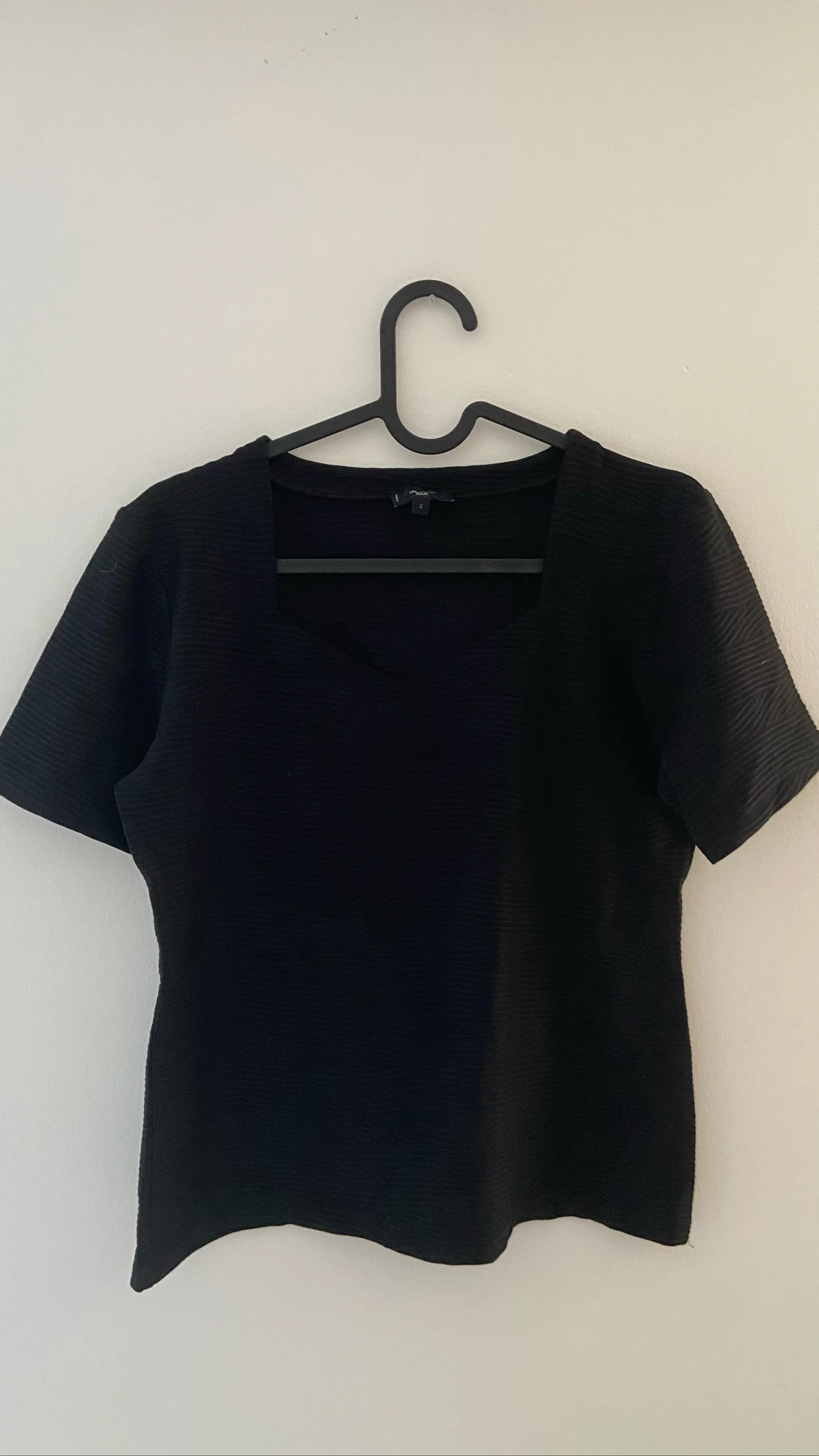 Haut noir avec motif en relief un jour ailleurs  – photo 4
